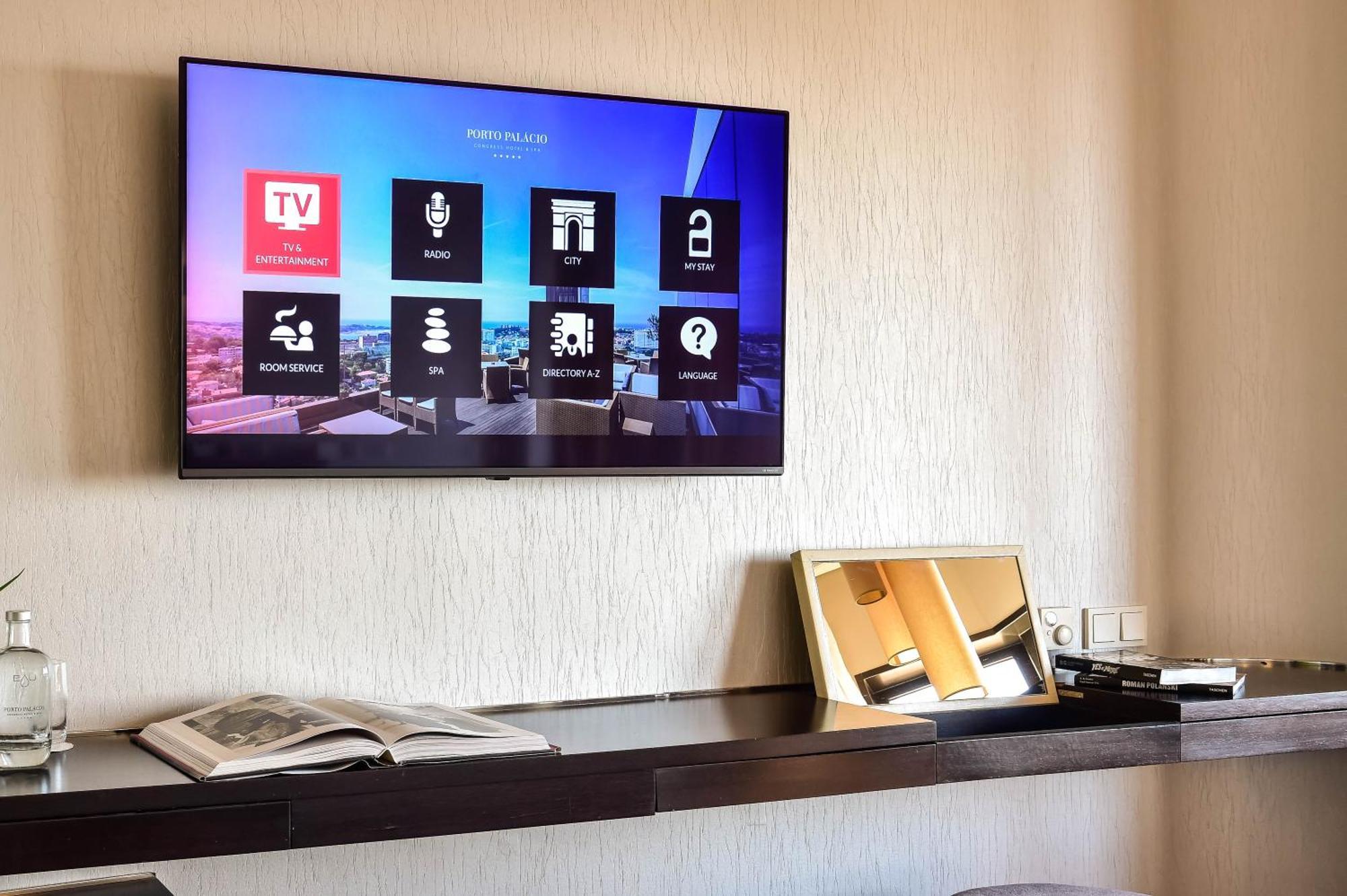 Porto Palacio Hotel By The Editory Ruang foto A television with a smart TV interface