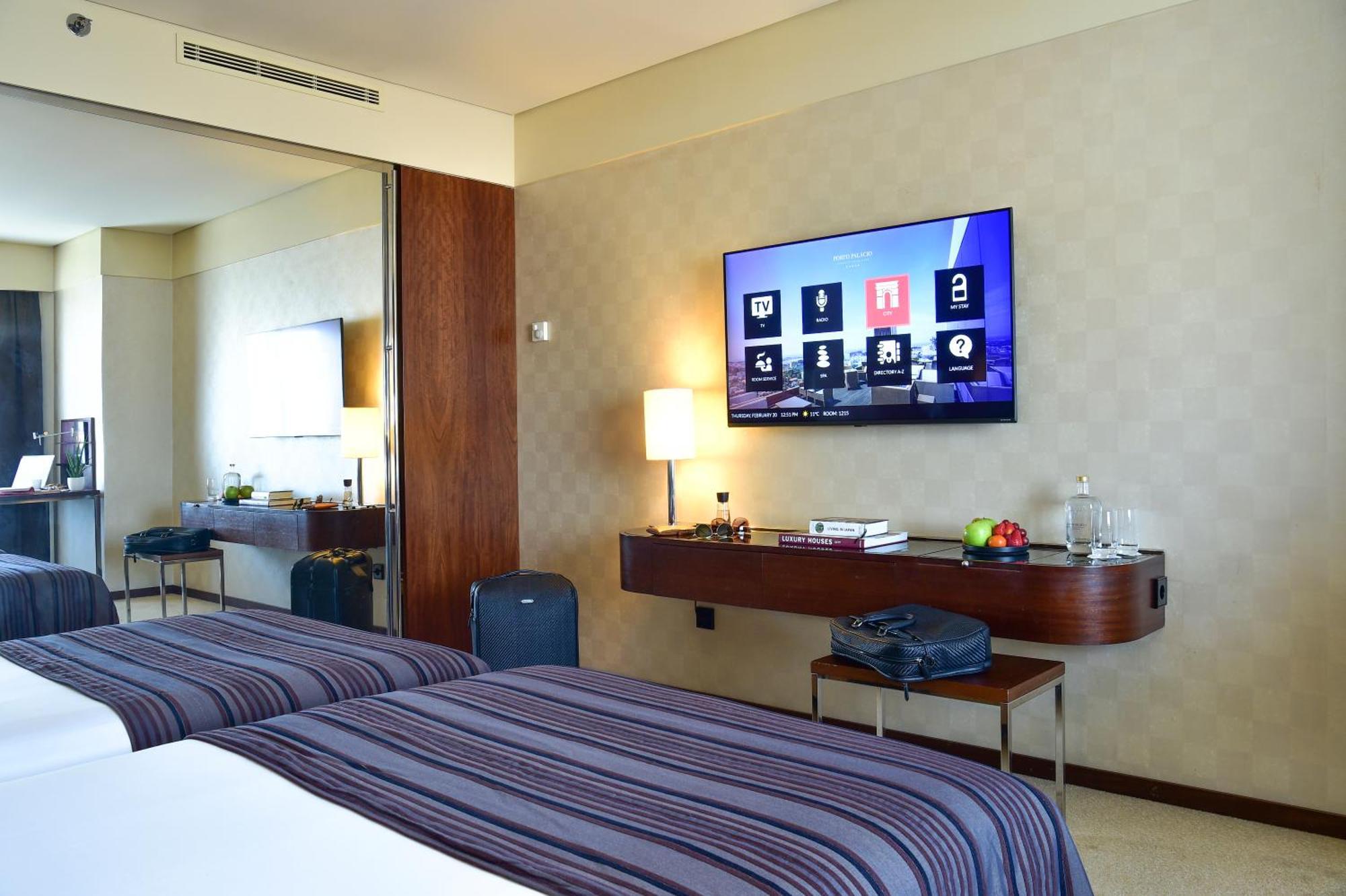 Porto Palacio Hotel By The Editory Ruang foto A guest room at the hotel